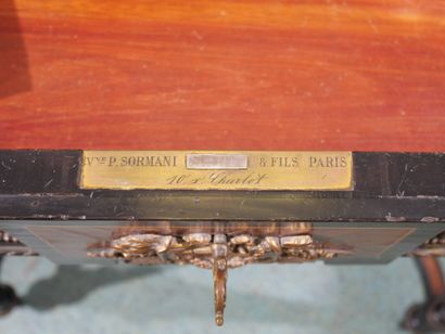 Table travailleuse en bois noirci, placage...