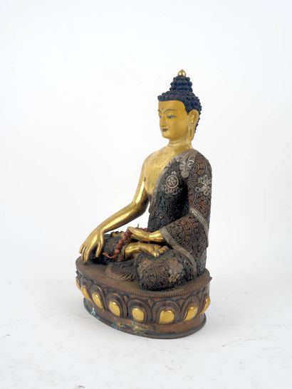 CHINE, XXe siècle
Bouddha en bronze à patines...