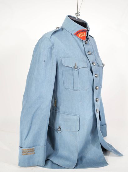 Uniforme d'officier du 192e régiment d'artillerie.
Ensemble...
