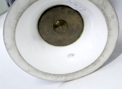 SEVRES
Vase en porcelaine bleue aux filets...