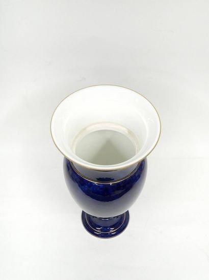 SEVRES
Vase en porcelaine bleue aux filets...