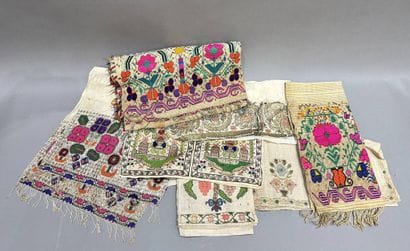 Suite de sept serviettes de hammam et ceintures...