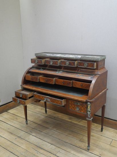 Bureau à cylindre en placage et marqueterie...