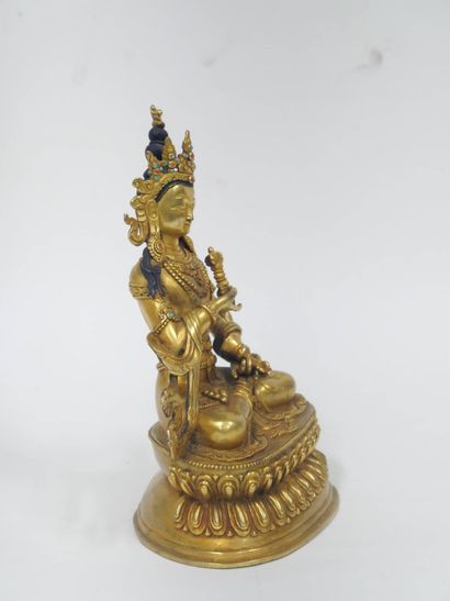 Bouddha soulevant un vajra de la main droite...