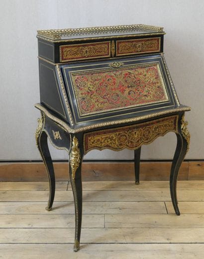 Bureau de dame en bois noirci incrusté de...