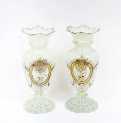 Paire de vases en opaline à décor d'un bouquet...