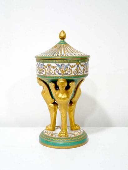 Brûle-parfum en porcelaine de Paris en forme...
