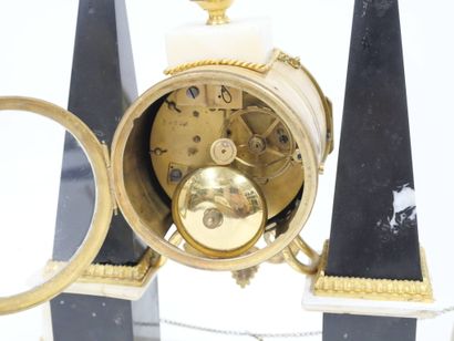 Pendule portique aux obélisques d'époque...