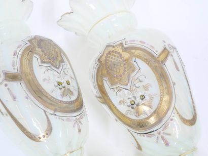 Paire de vases en opaline à décor d'un bouquet...