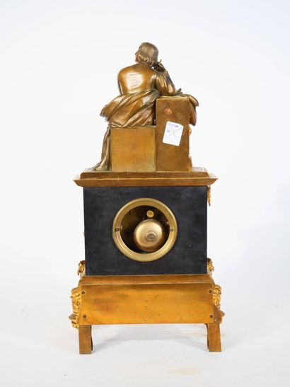Pendule néogothique en bronze doré et marbre...