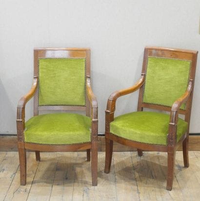 Paire de fauteuils en acajou mouluré et sculpté,...