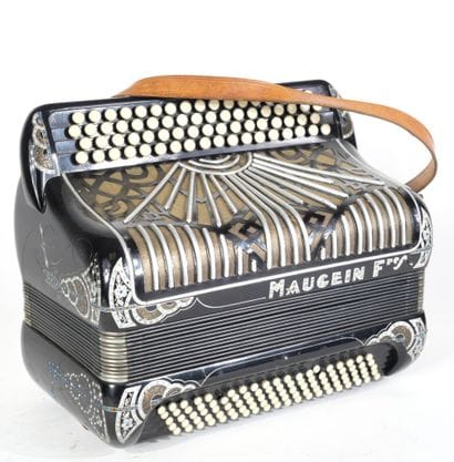 Accordéon MAUGEIN FRERES à décor de motifs...