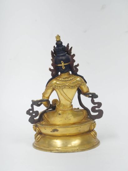 Bouddha soulevant un vajra de la main droite...