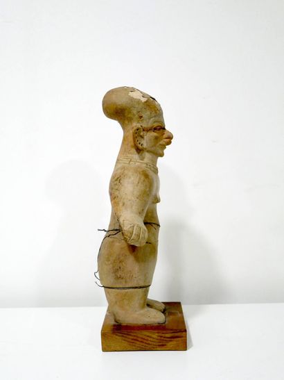 Femme debout parée d’un ornement nasal (nariguera)...