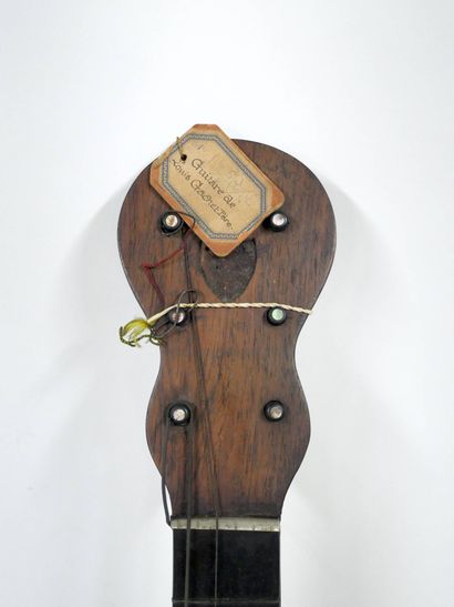Guitare française du XIXe siècle
Portant...