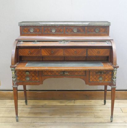 Bureau à cylindre en placage et marqueterie...