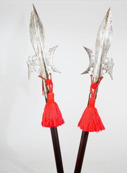 Ensemble de deux hallebardes modèle à l'oiseau.
Estocs...