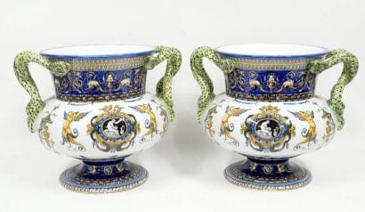 Gien
Paire de vases en faïence de forme Médicis...