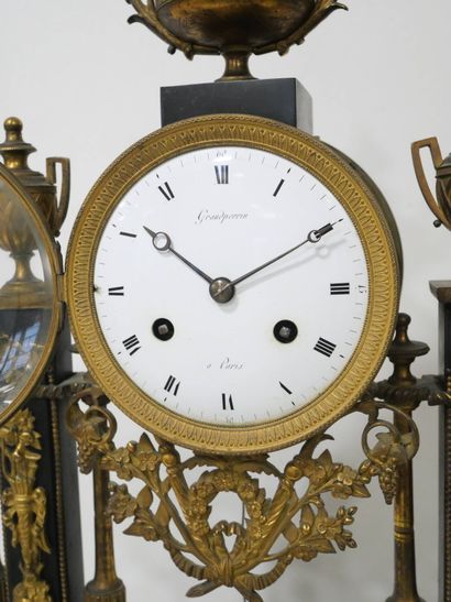 Pendule portique Louis XVI en marbre noir...