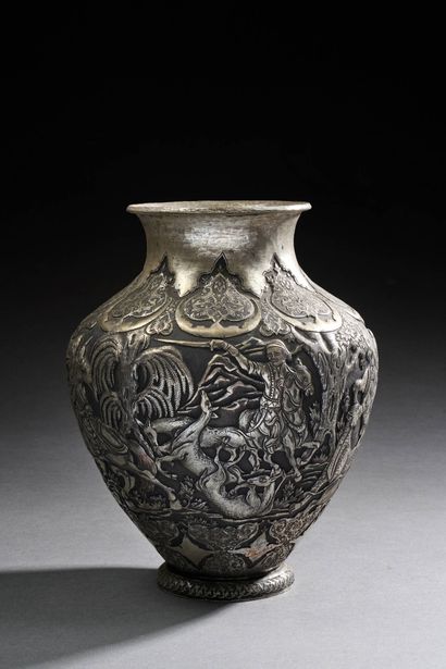 IRAN, vers 1900
Vase en métal argenté au...