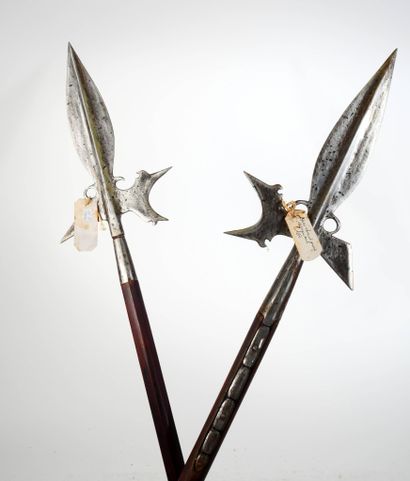 Ensemble de deux hallebardes.
Estoc à arête...