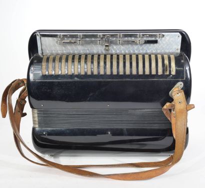 Accordéon MAUGEIN FRERES à décor de motifs...