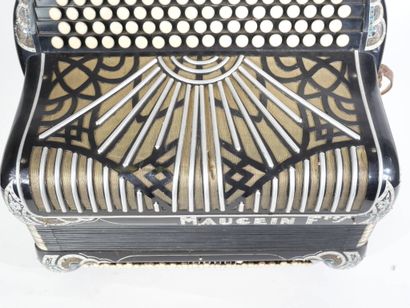 Accordéon MAUGEIN FRERES à décor de motifs...
