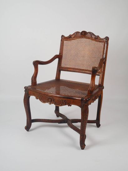 Suite de trois fauteuils cannés à dossier...