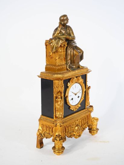 Pendule néogothique en bronze doré et marbre...