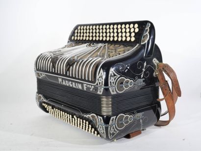 Accordéon MAUGEIN FRERES à décor de motifs...