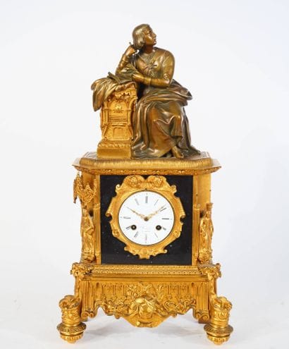 Pendule néogothique en bronze doré et marbre...
