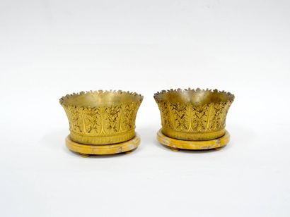 Paire de cache-pot évasés en bronze doré...