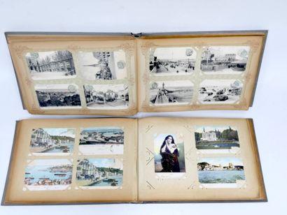 Deux grands albums de cartes postales dont...