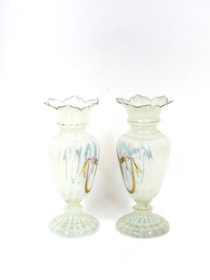 Paire de vases en opaline à décor d'un bouquet...