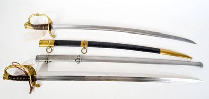 Réunion de deux sabres.
Comprenant :
-Sabre...