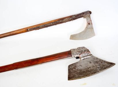 Deux haches de guerre type doloir.
L’un à...