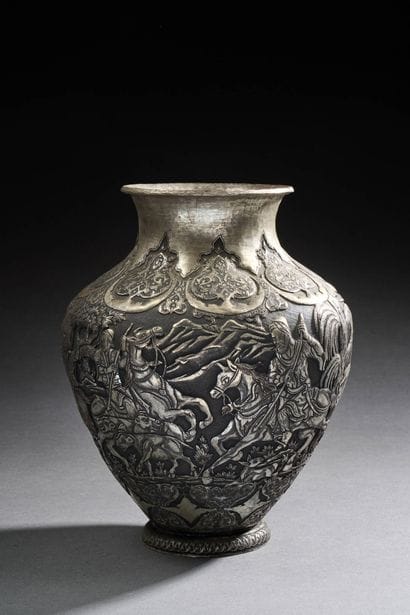 IRAN, vers 1900
Vase en métal argenté au...