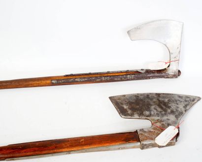Deux haches de guerre type doloir.
L’un à...
