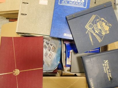 Lot de 8 albums et vrac, un carton à tri...