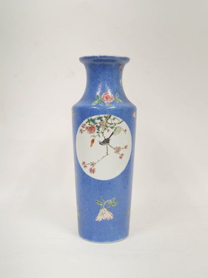 CHINE - XXe siècle
Vase de forme cylindrique...