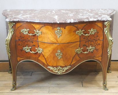 Deux commodes de style Louis XV formant pendant...