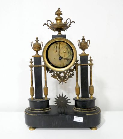 Pendule portique Louis XVI en marbre noir...