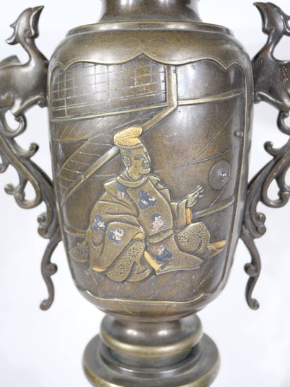 JAPON, XIXe siècle
Paire de bougeoirs en...