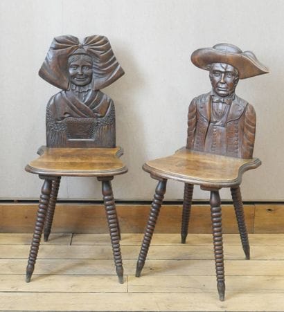Paire de chaises alsaciennes en bois naturel,...