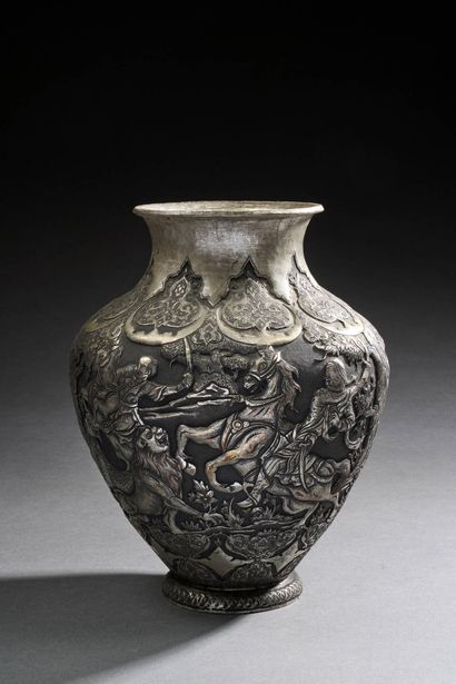 IRAN, vers 1900
Vase en métal argenté au...