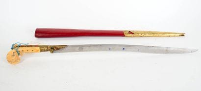 Sabre ottoman dit yatagan.
Monture à plaquettes...