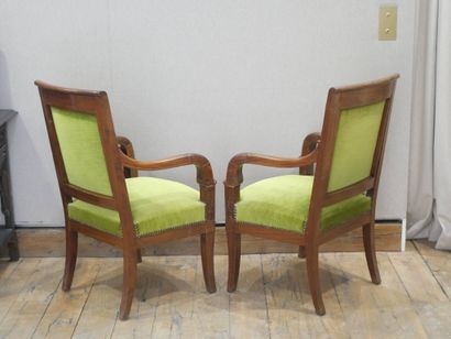 Paire de fauteuils en acajou mouluré et sculpté,...