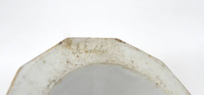 Paire de bougeoirs en porcelaine au décor...