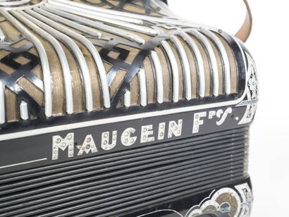 Accordéon MAUGEIN FRERES à décor de motifs...