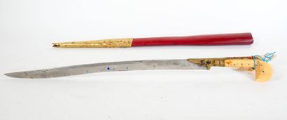 Sabre ottoman dit yatagan.
Monture à plaquettes...